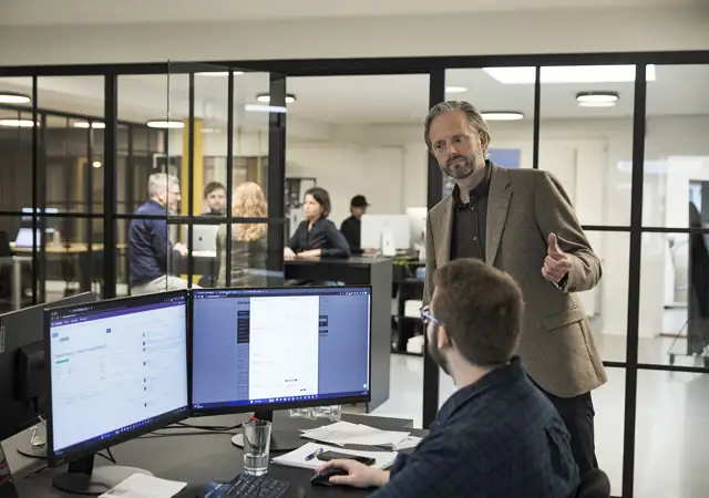 Peter fra Ørskovgruppen giver feedback til webudviklerne