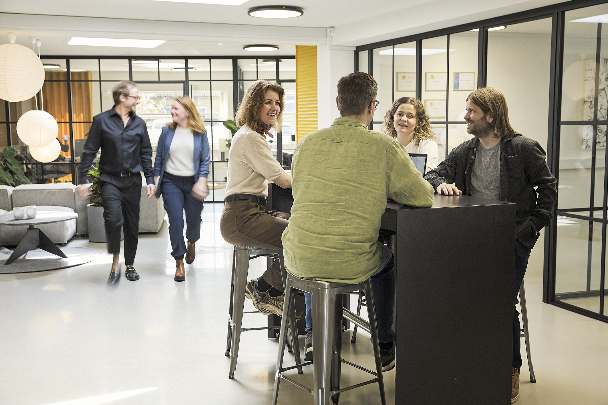 Fire af Ørskovgruppens medarbejdere rundt om et ord